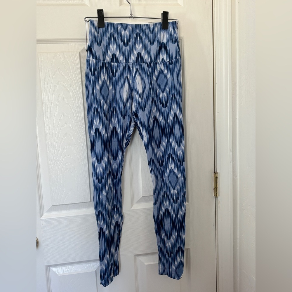 Women’s Very Stylish Blue And White Leggings By Lysse Size Small